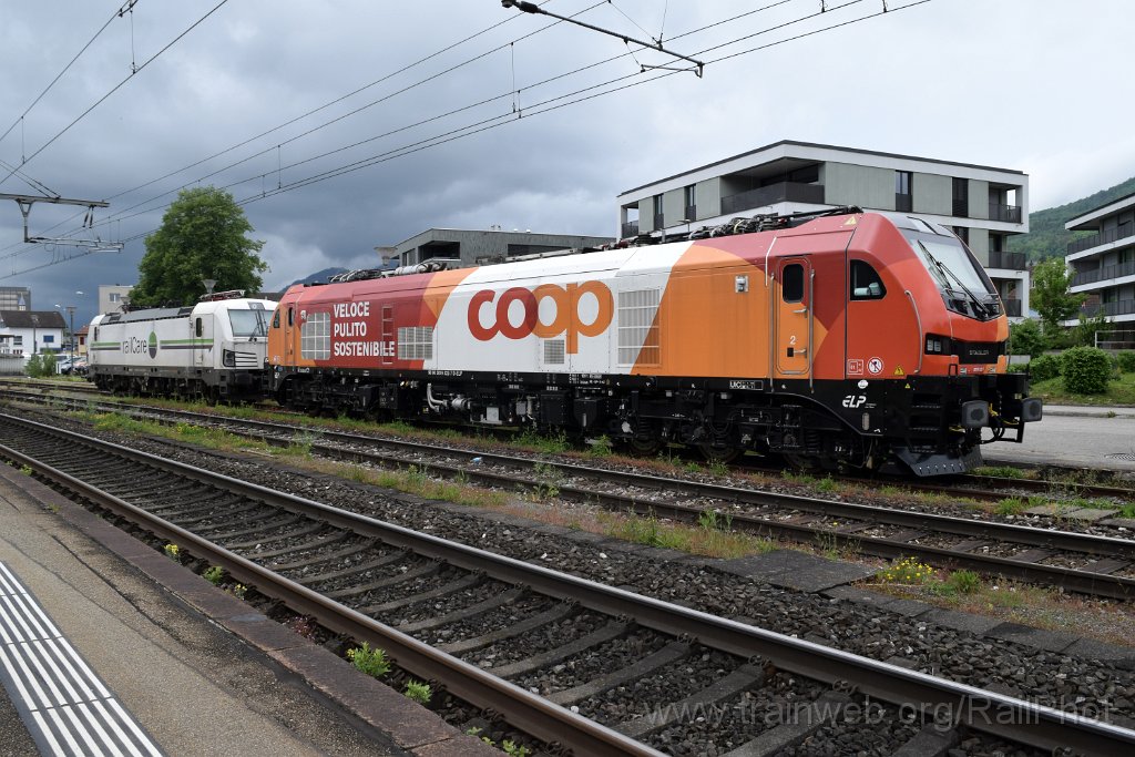 9709-0032-040525.jpg - ELP 2019.322-7 "Coop" + RailCare Rem 476.456-9 "Genève" / Wangen bei Olten 4.5.2025