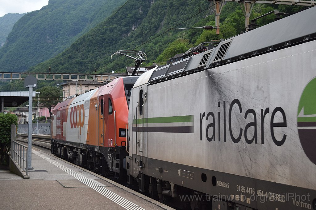 9734-0020-140525.jpg - ELP 2019.321 "Coop" + RailCare Rem 476.454-4 "Valais" / Capolago Riva San Vitale 14.5.2025