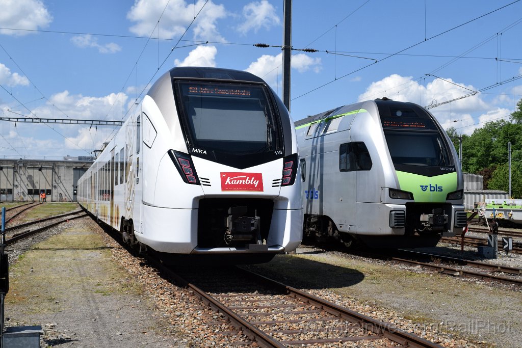 9760-0002-180525.jpg - BLS RABe 528.110-0 "Kambly" + RABe 515.017 / Oberburg 18.5.2025