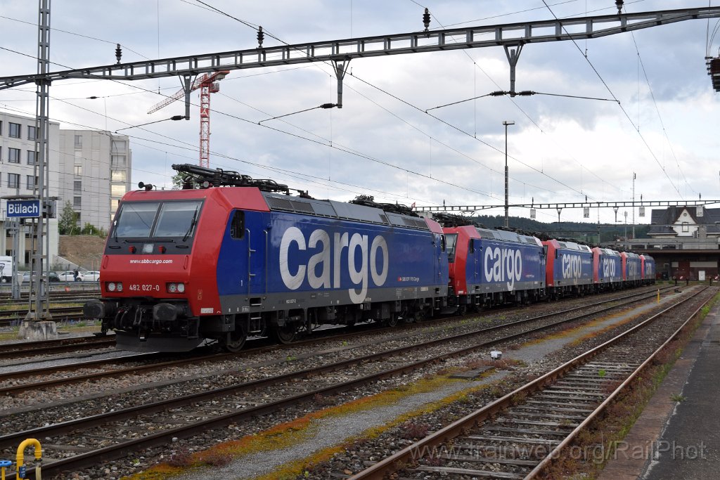 9778-0011-260525.jpg - SBB-CFF Re 482.027-0 + Re 482.017-1 + Re 482.023-9 "fährt für SBB Cargo International" + Re 482.026-2 + Re 482.000-7 "Köln" + Re 482.030-4 / Bülach 26.5.2025