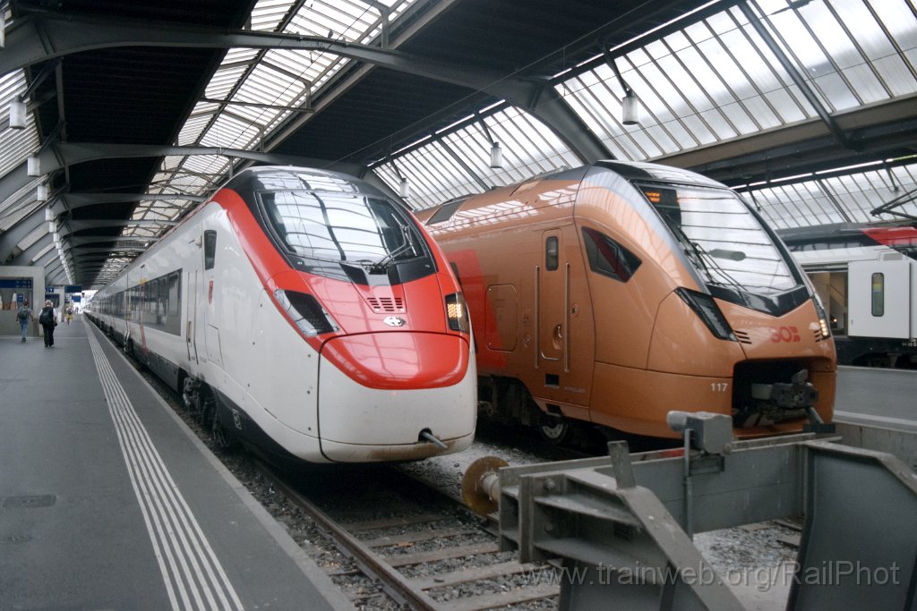 9945-0022-170825.jpg - SBB-CFF RABe 501.016 "Glarus" + SOB RABe 526.117 / Zürich HB 17.8.2025
