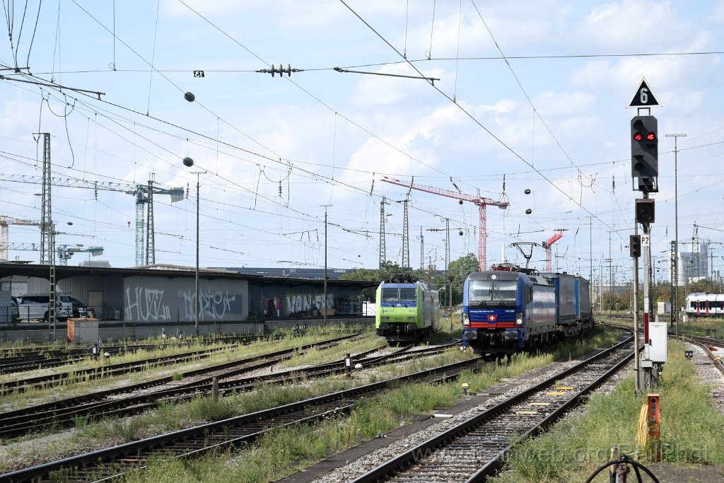 9961-0029-220825.jpg - BLS Re 485.013-7 + SBB-CFF 193.528-7 "Mosel" / Basel Badische Bahnhof 22.8.2025