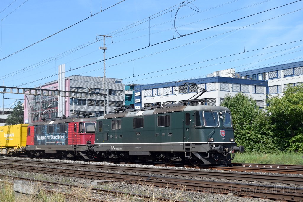 9977-0026-250825.jpg - SBB-CFF Re 4/4" 11335 + Re 420.345-1 "Wartung mit Durchblick" / Schlieren 25.8.2025