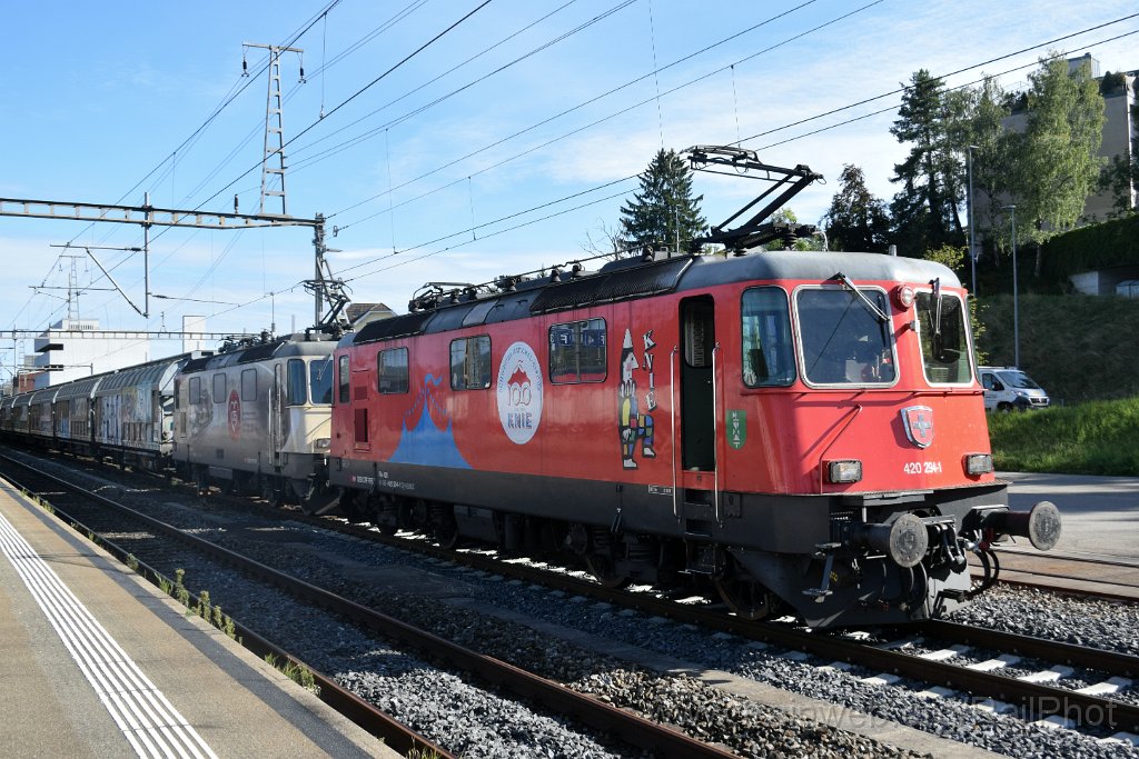 10026-0042-170925.jpg - SBB-CFF Re 420.294-1 "100 ans Cirque Knie" + Re 420.251-1 "175 ans de chemin de fer en Suisse" / Killwangen-Spreitenbach 17.9.2025