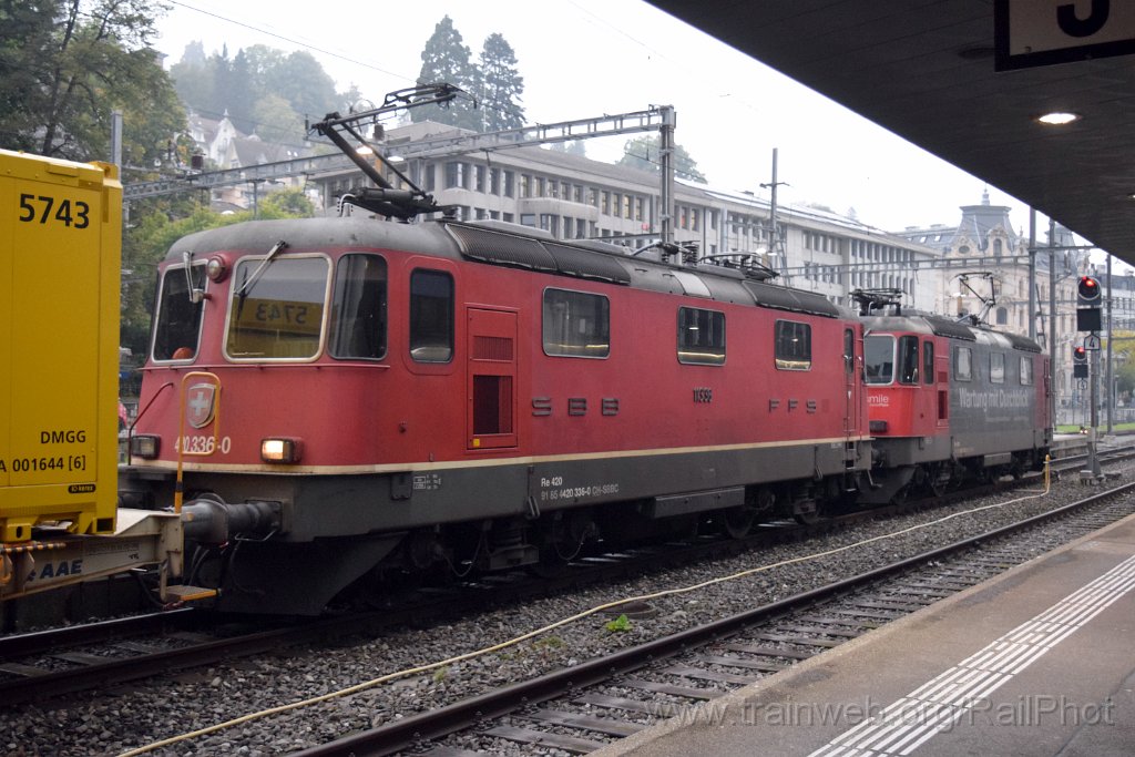 10055-0035-011025.jpg - SBB-CFF Re 420.252-9 "Wartung mit Durchblick" + Re 4/4" 11336 / St.Gallen HB 1.10.2025