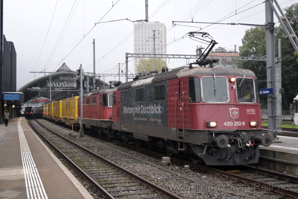 10056-0012-011025.jpg - SBB-CFF Re 420.252-9 "Wartung mit Durchblick" + Re 4/4" 11336 / St.Gallen HB 1.10.2025