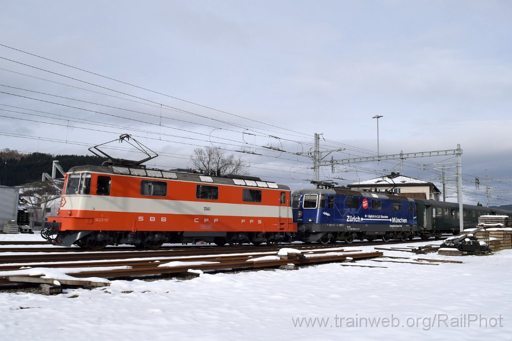 10139-0038-061225.jpg - DSF Re 4/4" 11141 + DDF Re 421.379-9 "Zürich-München 2021" / Einsiedeln 6.12.2025