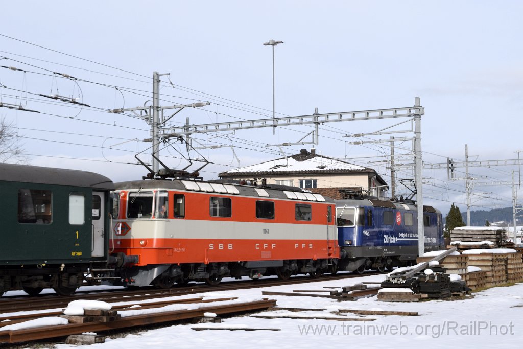 10140-0011-061225.jpg - DSF Re 4/4" 11141 + DDF Re 421.379-9 "Zürich-München 2021" / Einsiedeln 6.12.2025