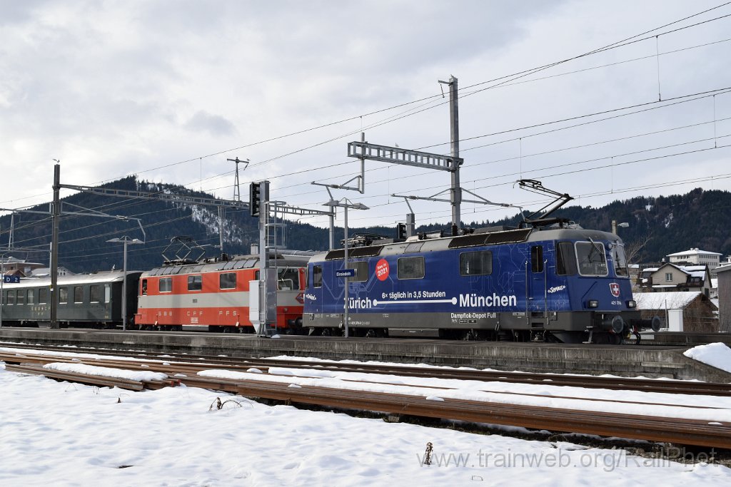 10140-0042-061225.jpg - DSF Re 4/4" 11141 + DDF Re 421.379-9 "Zürich-München 2021" / Einsiedeln 6.12.2025