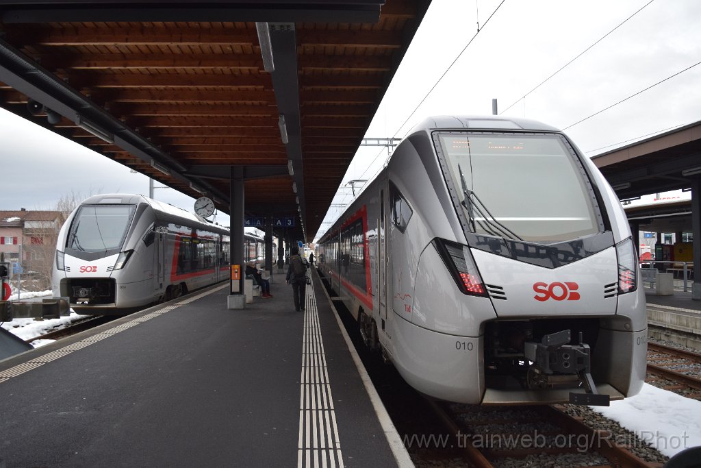 10142-0012-061225.jpg - SOB RABe 526.004-7 "Gurten" + RABe 526.010-4 "Tödi" / Einsiedeln 6.12.2025