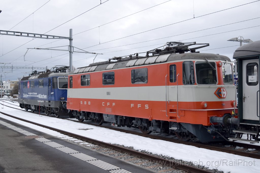 10142-0019-061225.jpg - DDF Re 421.379-9 "Zürich-München 2021" + DSF Re 4/4" 11141 / Einsiedeln 6.12.2025