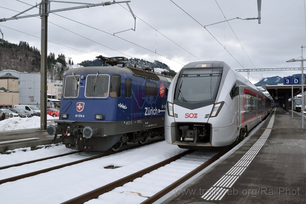 10142-0041-061225.jpg - DDF Re 421.379-9 "Zürich-München 2021" + SOB RABe 526.010-4 "Tödi" / Einsiedeln 6.12.2025