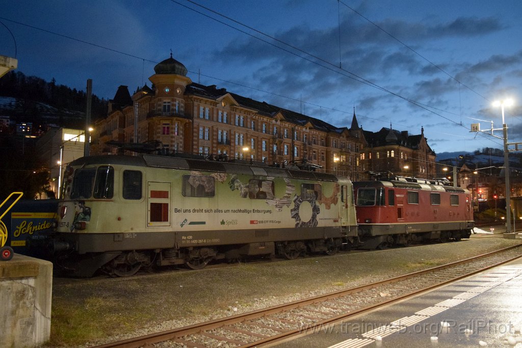 10143-0040-061225.jpg - SBB-CFF Re 420.257-8 "Nachhaltige Entsorgung" + Re 4/4" 11258 / St.Gallen HB 6.12.2025