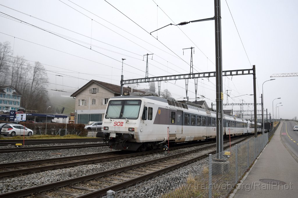 10147-0033-141225.jpg - SOB ABt 182 + RBDe 561.082-9 + ABt 181 + RBDe 561.084-5 + ABt 183 + RBDe 561.083-7 "Richterswil-Samstagern" / Wattwil 14.12.2025