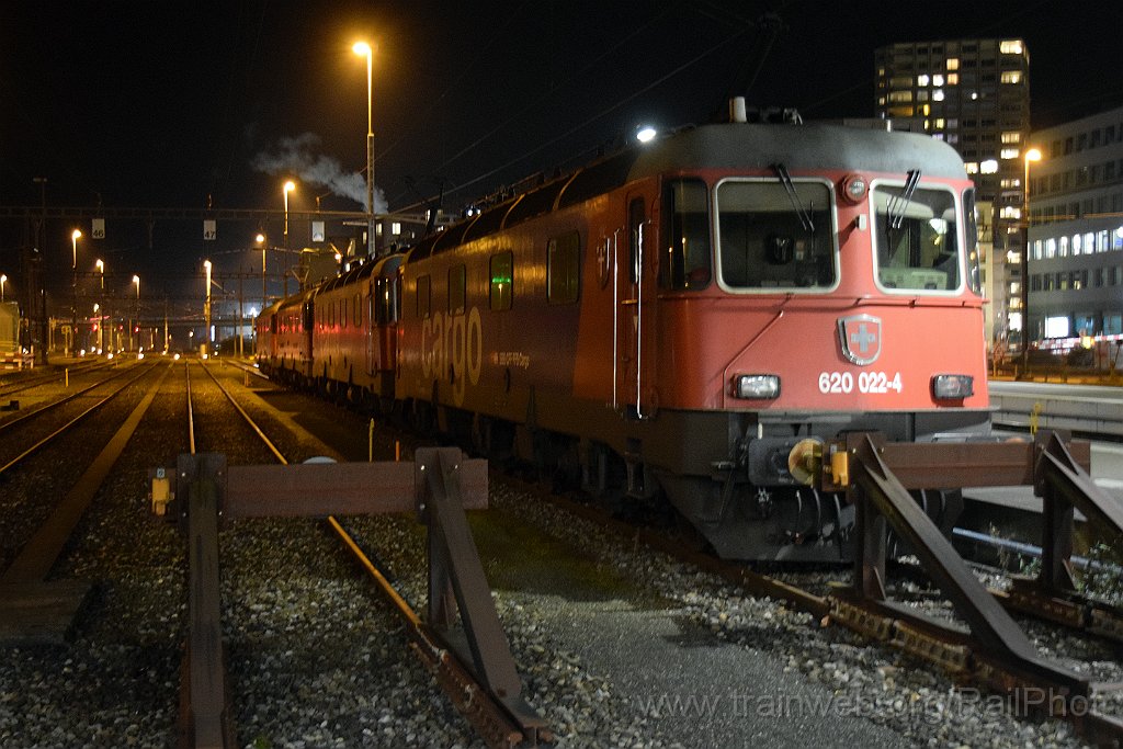 10148-0022-171225.jpg - SBB-CFF Re 620.022-4 "Suhr" + Re 620.035-6 "Muttenz" + Re 6/6 11637 "Sonceboz - Sombeval" + Re 620.023-2 "Rupperswil" / Bülach 17.12.2025