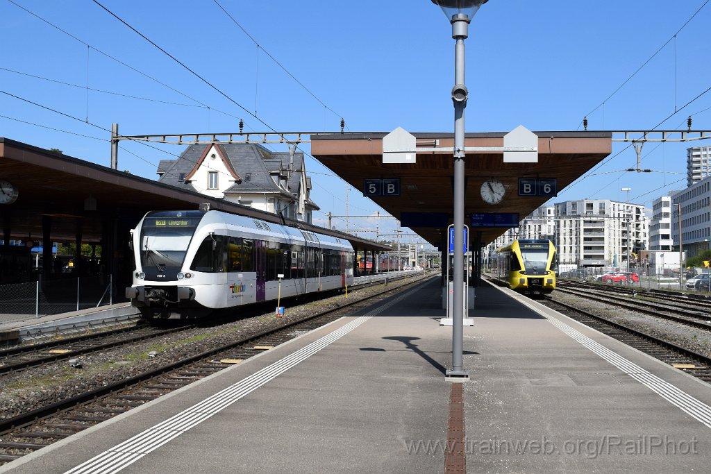 10274-0026-180426.jpg - Thurbo RABe 526.720-8 + RABe 526.707-5 ''Top Blitz'' / Bülach 18.4.2026