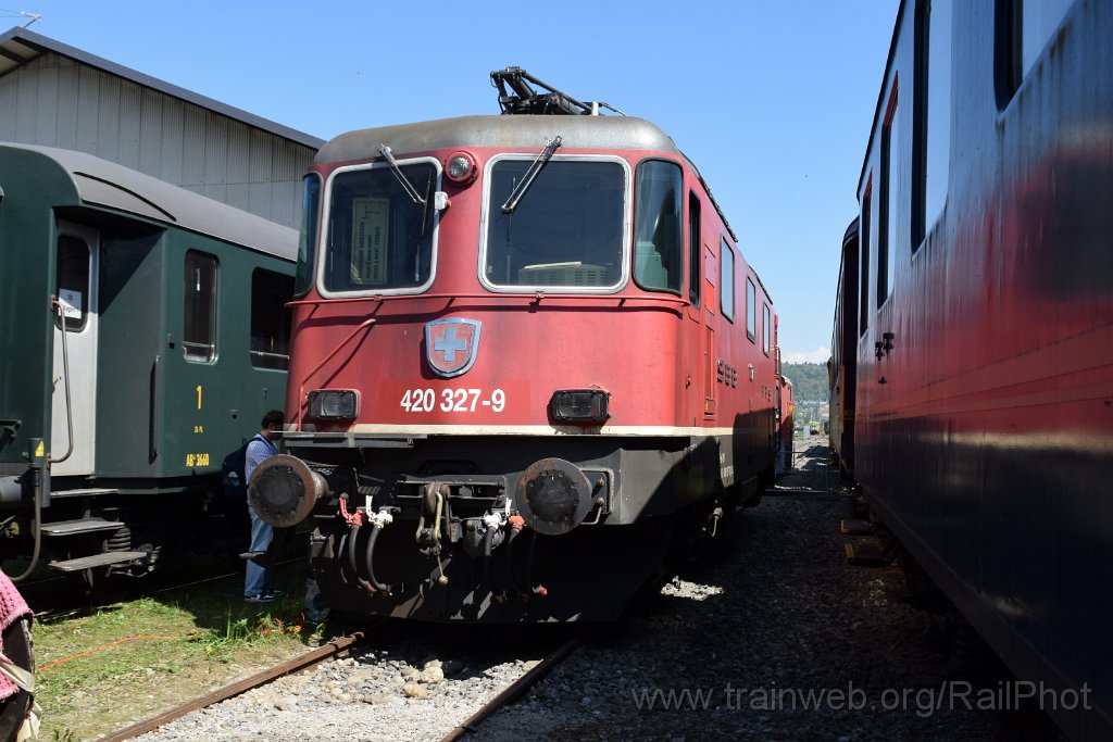 10276-0046-180426.jpg - SBB-CFF Re 4/4'' 11327 / Full-Reuenthal (Dépot) 18.4.2026
