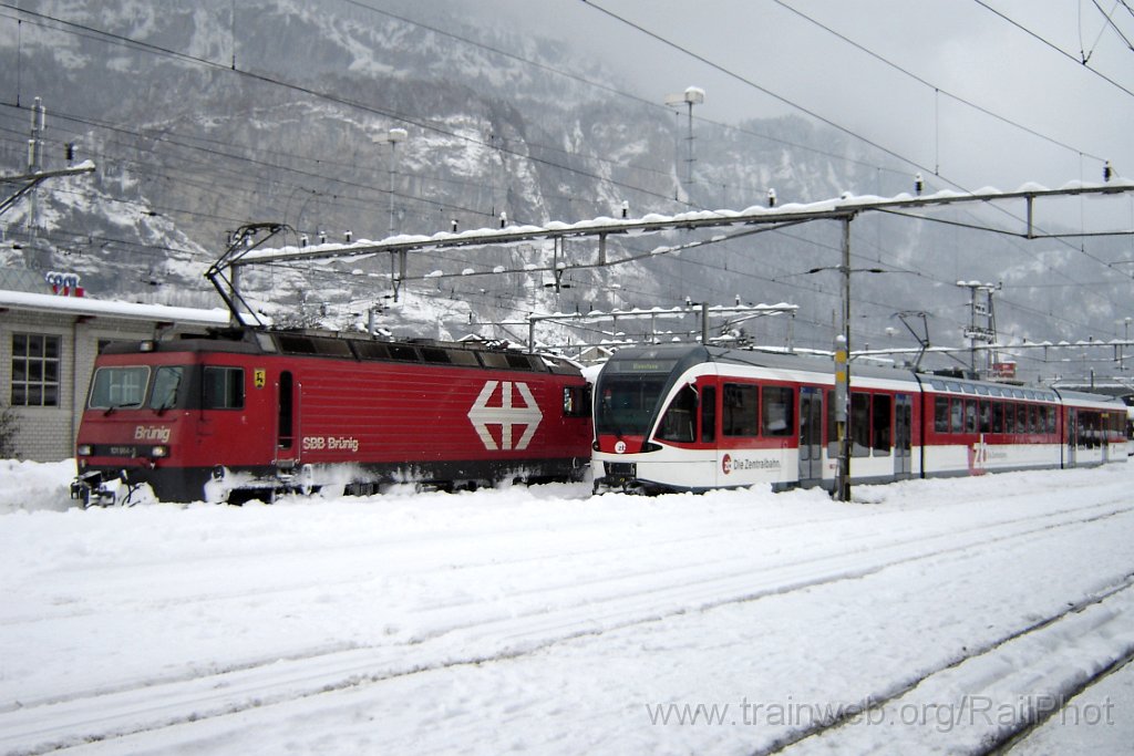 1013-0013-160205.jpg - SBB-Brünig HGe 101.964-5 ''Sachseln'' + ZB ABe 130.003-7 / Meiringen-Hasliberg 16.2.2005