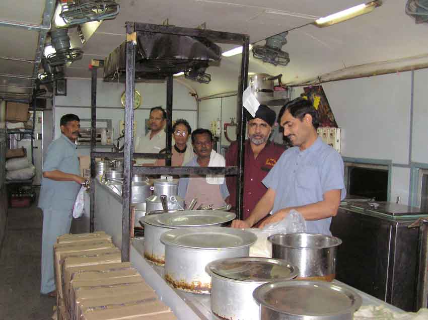 Pantry3.jpg (36914 bytes)