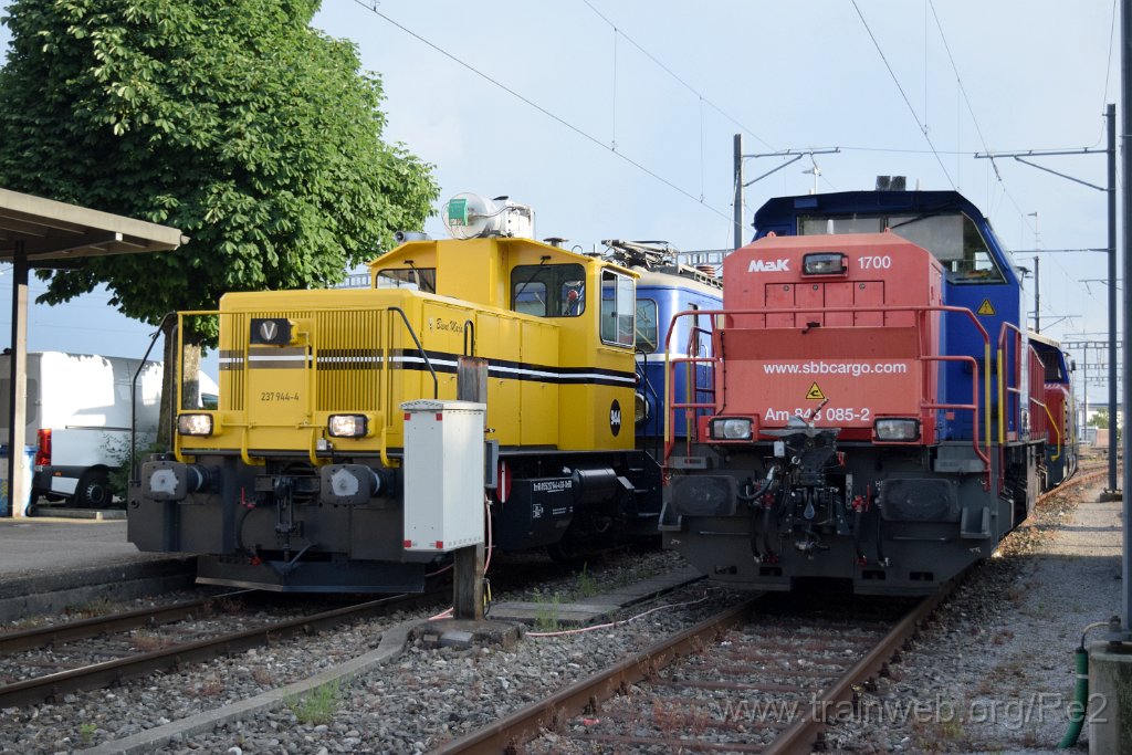 9846-0044-210625.jpg - OeBB Tm 237.944 ''Biene Maja'' (Tm 98 85 5 237 944-4 CH-OeBB) + SBBC Am 843.085-2 (Am 98 85 5 843 085-2 CH-SBBC) + VNPZ Ae 1042.007 (Ae 91 85 1042 007-1 CH-VNPZ) / Oensingen 21.6.2025