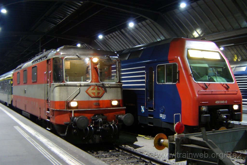 1006-0028-010105.jpg - SBB-CFF Re 4/4'' 11103 + Re 450.045-0 ''Feldbach'' / Zürich HB 1.1.2005