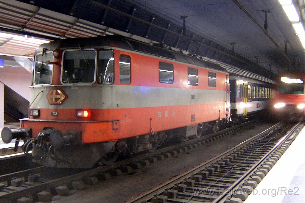 1065-0008-070705.jpg - SBB-CFF Re 4/4'' 11103 + Re 450.006-2 ''Rafz'' / Zürich HB (Museumstrasse) 7.7.2005
