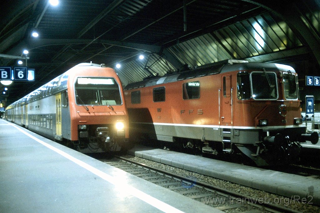 0797-0037.jpg - SBB-CFF Re 4/4'' 11107 + Bt (DPZ) 50 85 26-33 900-9 / Zürich HB 13.3.2000