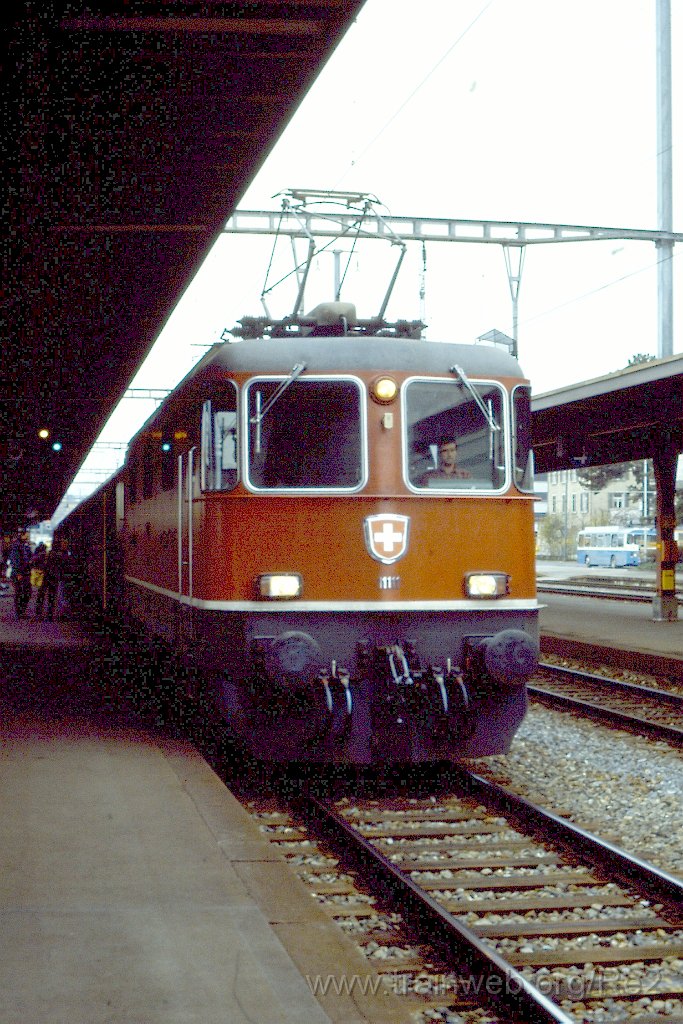 0205-0023-s.jpg - SBB-CFF Re 4/4'' 11111 / Dietikon 19.11.1988