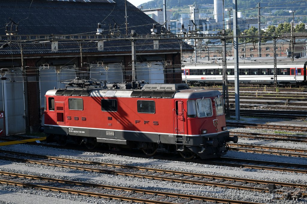 4003-0013-100716.jpg - SBB-CFF Re 4/4'' 11111 (Re 420.111-7)  (Re 91 85 4 420 111-7 CH-SBB) / Zürich (Dépot F) 10.7.2016