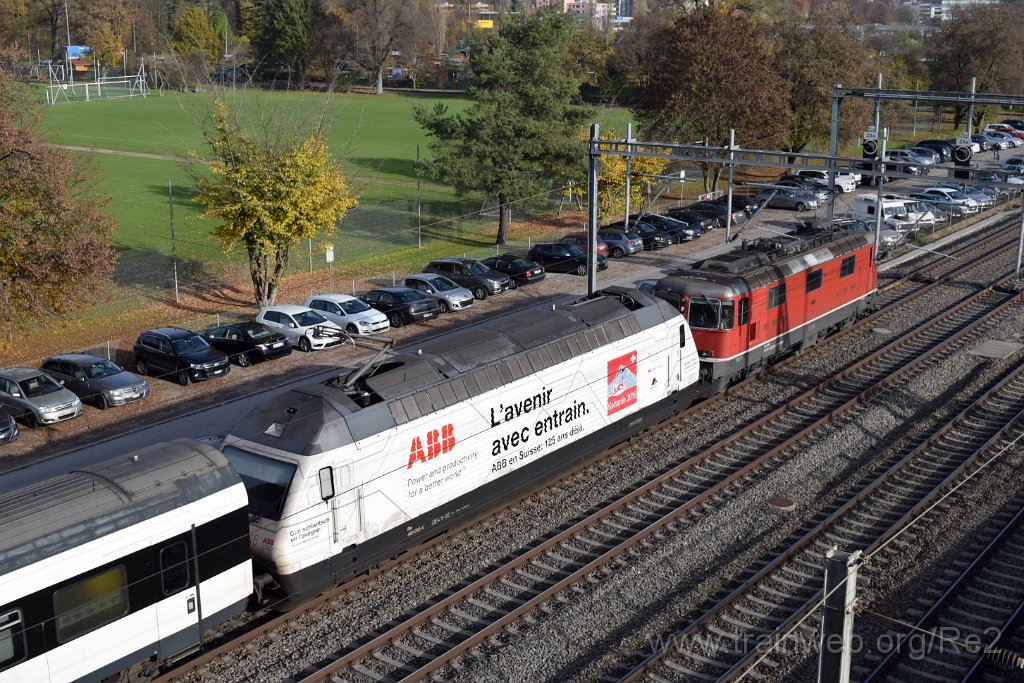 4271-0040-151116.jpg - SBB-CFF Re 460.052-4 ''Eigenamt / Gottardo 2016 - ABB'' + SBB-CFF Re 4/4'' 11111 (Re 420.111-7)  (Re 91 85 4 420 111-7 CH-SBB) / Zürich-Mülligen (Hermetschloobrücke) 15.11.2016