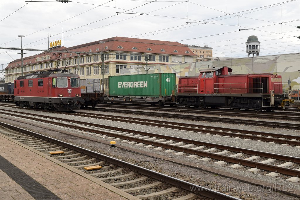 5835-0046-010220.jpg - SBB-CFF Re 4/4'' 11112 (Re 420.112-5)  (Re 91 85 4 420 112-5 CH-SBB) + DBAG 294.583-0 (98 80 3 294 583-0 D-DB) / Singen (Htw) 1.2.2020
