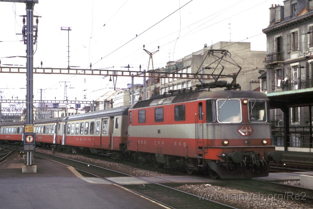 0146-0016.jpg - Re 4/4'' 11113 / Genève-Cornavin 21.7.1987