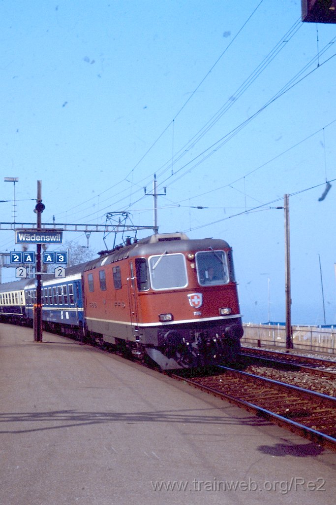 0273-0030.JPG - SBB-CFF Re 4/4'' 11114 / Wädenswil 17.3.1990