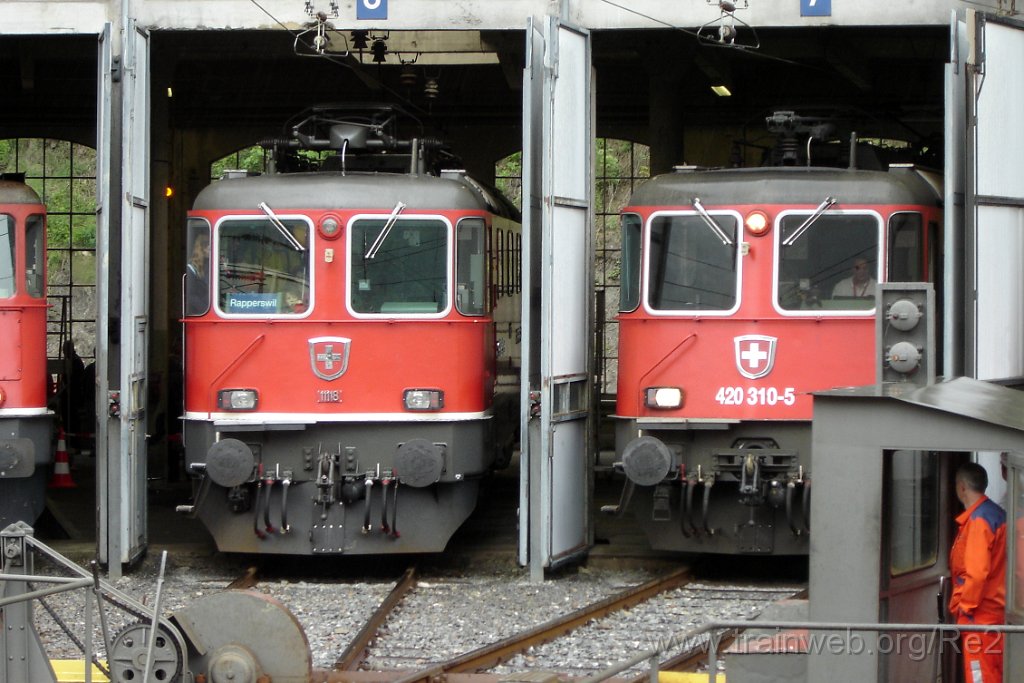 1181-0025-200506.jpg - SBB-CFF Re 4/4'' 11118 + SBBC Re 420.310-5 / Brig (Dépot) 20.5.2006