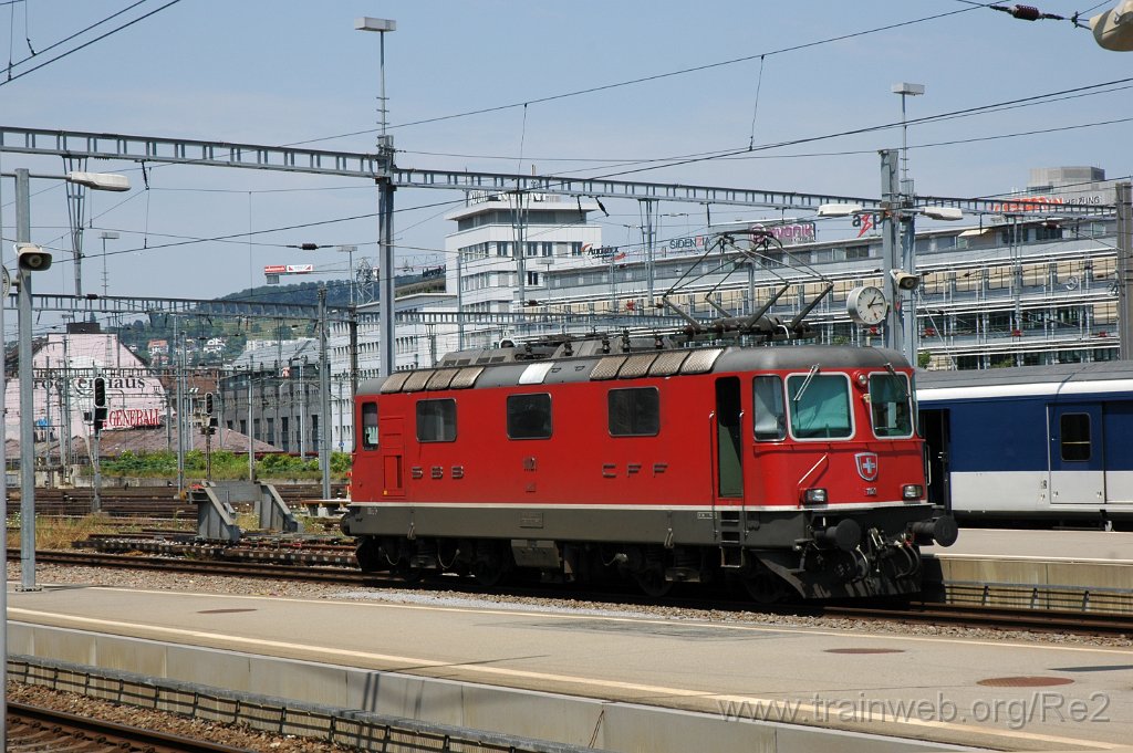 1927-0037-110710.jpg - SBB-CFF Re 4/4'' 11121 / Zürich HB 11.7.2010