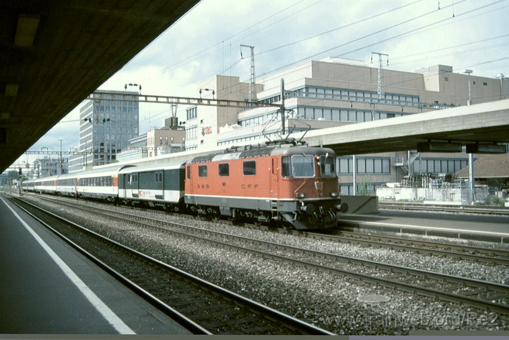 0989-0037.jpg - SBB-CFF Re 4/4'' 11122 / Zürich-Altstetten 29.8.2004
