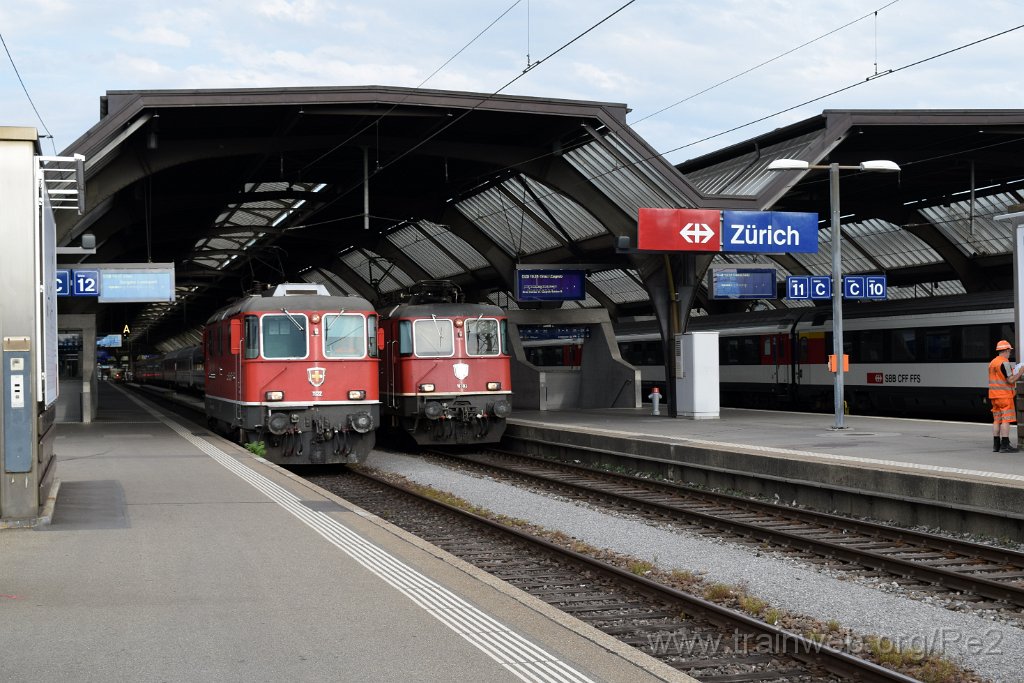 4528-0032-270617.jpg - SBB-CFF Re 4/4'' 11122 (Re 420.122-4)  (Re 91 85 4 420 122-4 CH-SBB) + SBB-CFF Re 4/4'' 11303 (Re 420.303-0)  (Re 91 85 4 420 303-0 CH-SBB) / Zürich HB 27.6.2017