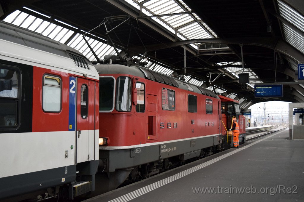 4795-0008-231217.jpg - SBB-CFF Ee 922.018-7 (Ee 97 85 1 922 018-7 CH-SBB) + SBB-CFF Re 4/4'' 11122 (Re 420.122-4)  (Re 91 85 4 420 122-4 CH-SBB) / Zürich HB 23.12.2017