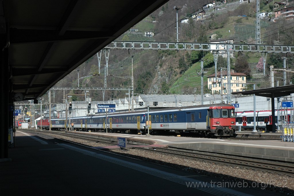 2761-0021-150413.jpg - SBB-CFF BDt 922 (50 85 82-33 922-4 CH-SBB) + SBB-CFF Re 4/4'' 11124 / Bellinzona 15.4.2013