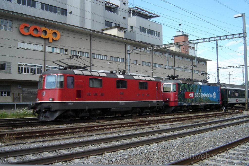 1349-0030-180607.jpg - SBB-CFF Re 4/4'' 11126 + SBB-CFF Re 4/4'' 11228 ''Kuoni'' / Pratteln 18.6.2007