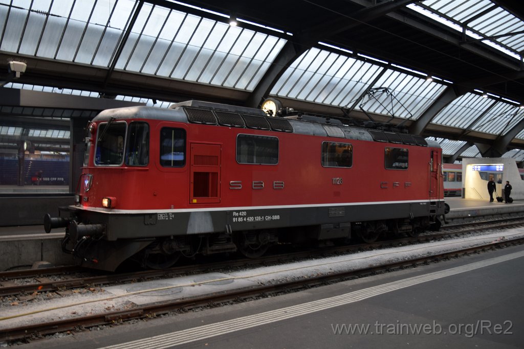 4294-0008-221216.jpg - SBB-CFF Re 4/4'' 11128 (Re 420.128-1)  (Re 91 85 4 420 128-1 CH-SBB) / Zürich HB 22.12.2016