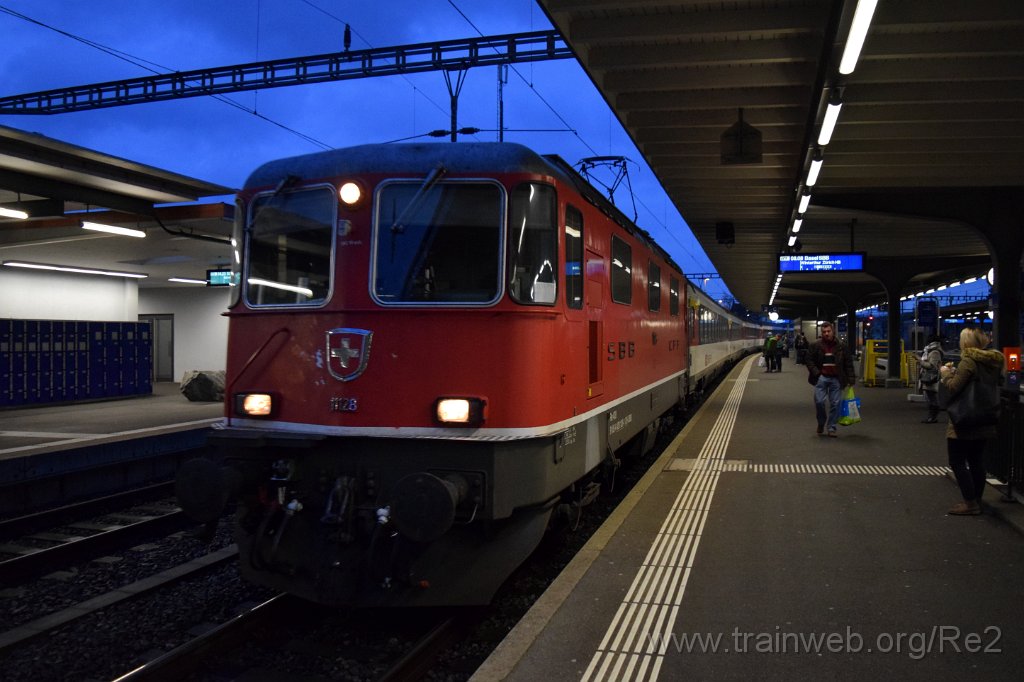 4305-0016-251216.jpg - SBB-CFF Re 4/4'' 11128 (Re 420.128-1)  (Re 91 85 4 420 128-1 CH-SBB) / Wil 25.12.2016