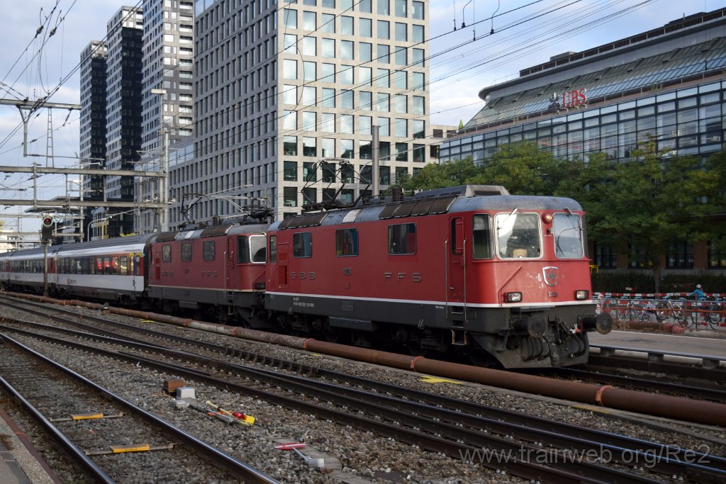 5131-0009-021018.jpg - SBB-CFF Re 4/4'' 11128 (Re 420.128-1)  (Re 91 85 4 420 128-1 CH-SBB) + SBB-CFF Re 4/4'' 11302 (Re 420.302-2)  (Re 91 85 4 420 302-2 CH-SBB) / Zürich-Altstetten 2.10.2018