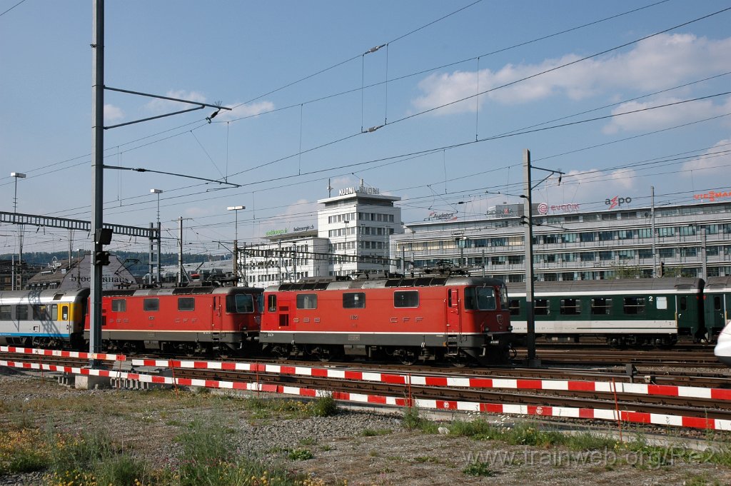 2101-0036-260411.jpg - SBB-CFF Re 4/4'' 11129 + SBB-CFF Re 4/4'' 11200 / Zürich HB 26.4.2011