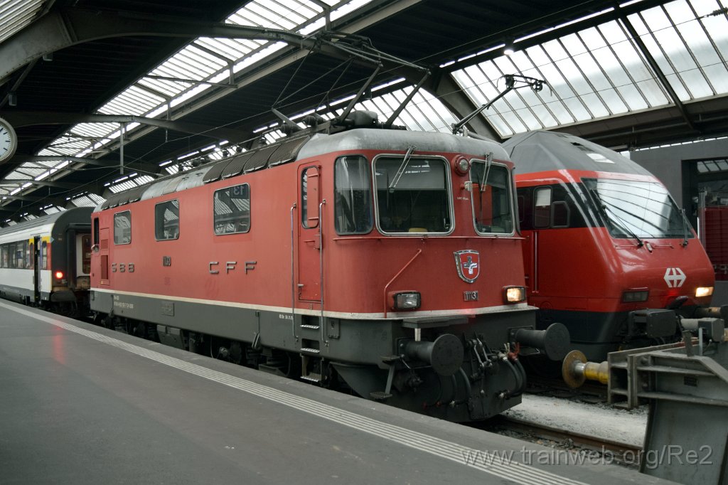 4929-0026-150418.jpg - SBB-CFF Re 4/4'' 11130 (Re 420.130-7)  (Re 91 85 4 420 130-7 CH-SBB) + SBB-CFF Re 460.040-9 ''Napf'' (Re 91 85 4 460 040-9 CH-SBB) / Zürich HB 15.4.2018