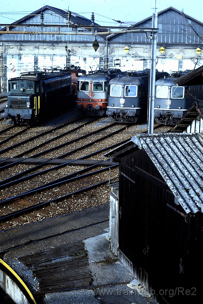 0264-0001.JPG - SBB-CFF Re 6/6 11680 ''Möhlin'' + SBB-CFF Ae 4/7 11006 + SBB-CFF Re 4/4'' 11133 + SBB-CFF Re 6/6 11664 ''Köniz'' / Basel (Dépot) 18.11.1989