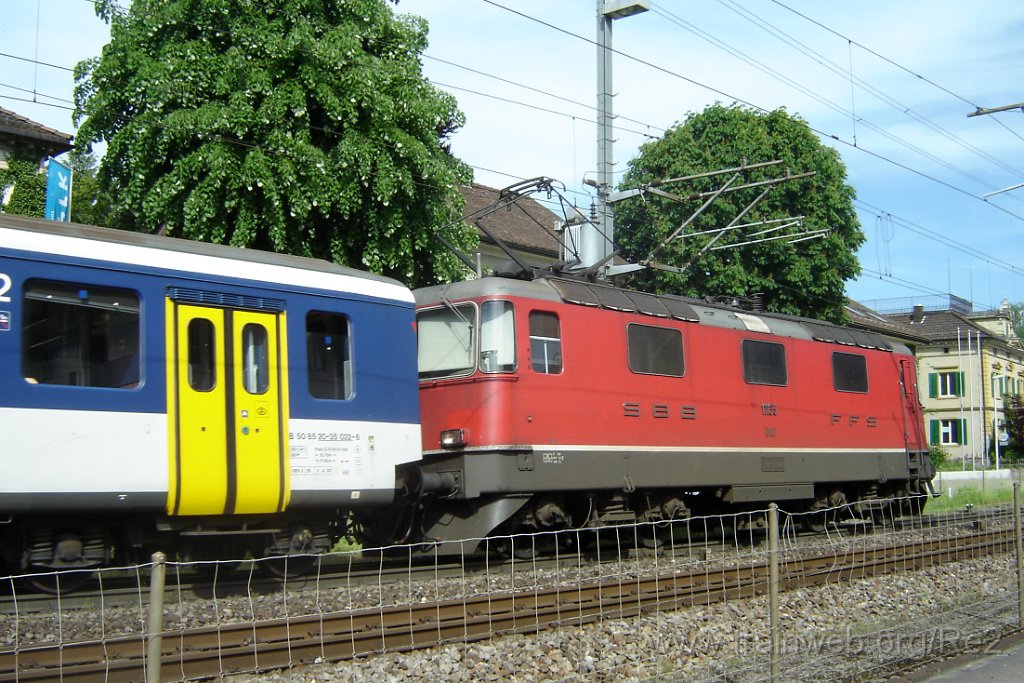 1052-0038-270505.jpg - SBB-CFF Re 4/4'' 11135 / Uster (Büe Brunnenstrasse) 27.5.2005