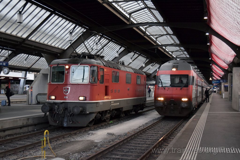 5800-0034-121219.jpg - SBB-CFF Re 4/4'' 11135 (Re 420.135-6)  (Re 91 85 4 420 135-6 CH-SBB) + SBB-CFF Bt (IC Dst) 931 (Bt 50 85 26-94 931-0 CH-SBB) / Zürich HB 12.12.2019