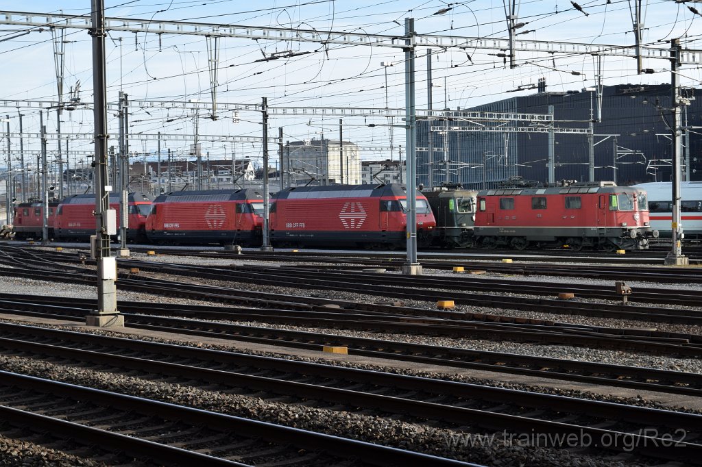 8381-0015-180223.jpg - SBB-CFF Re 4/4'' 11136 (Re 420.136-4)  (Re 91 85 4 420 136-4 CH-SBB) + SBB-CFF Re 460.002-9 ''Seeland'' (Re 91 85 4 460 002-9 CH-SBB) + SBB-CFF Re 460.107-6 ''Glärnisch'' (Re 91 85 4 460 107-6 CH-SBB) + SBB-CFF Re 460.*** / Zürich-Hardbrücke 18.2.2023