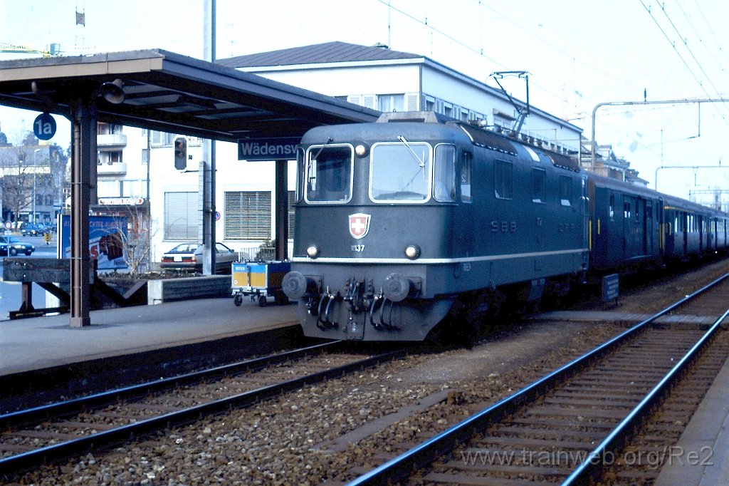 0265-0027.JPG - SBB-CFF Re 4/4'' 11137 / Wädenswil 26.11.1989